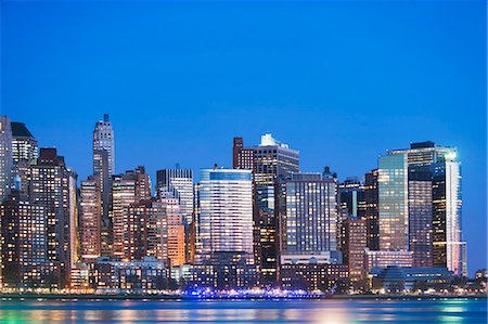 View of New York skyline at dusk Stock Photo - Premium Royalty-Free, Code: 614-07443979