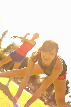 entrenadora - Two young women exercising in park Foto de stock - Sin royalties Premium, Código: 614-07443990