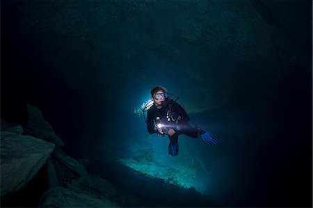 Scuba diver enters Ben's Cave. Photographie de stock - Premium Libres de Droits, Code: 614-07453369