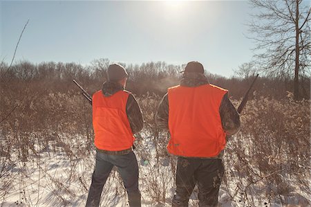 patience - Mid adult man and teenage son hunting in Petersburg State Game Area, Michigan, USA Photographie de stock - Premium Libres de Droits, Code: 614-07453425