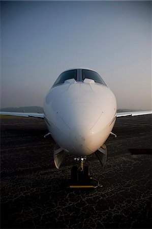 simsearch:614-08878881,k - Close up of stationary private jet Fotografie stock - Premium Royalty-Free, Codice: 614-07453448