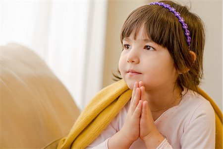 Young girl sitting on sofa daydreaming Photographie de stock - Premium Libres de Droits, Code: 614-07486908