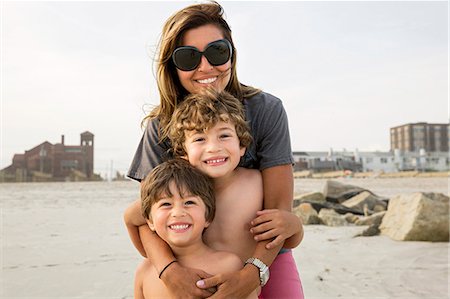 portrait siblings beach - Portrait of mother and two boys, Long Beach, New York State, USA Photographie de stock - Premium Libres de Droits, Code: 614-07486918