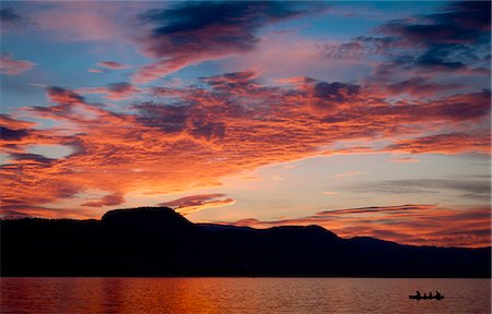 Silhouetted family paddling a canoe over Okanagan Lake, Naramata, British Columbia, Canada Photographie de stock - Premium Libres de Droits, Code: 614-07487146