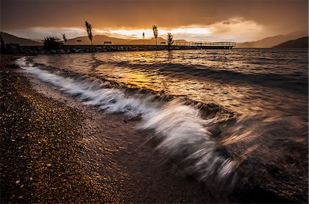 evening glow - Waves on shore of Okanagan Lake, Naramata, British Columbia, Canada Foto de stock - Sin royalties Premium, Código: 614-07487152