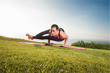 simsearch:614-07487185,k - Women on cliff, in yoga position Photographie de stock - Premium Libres de Droits, Code: 614-07487192