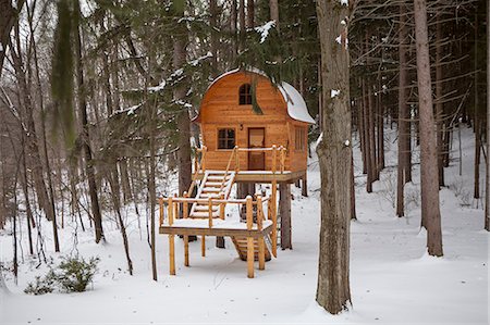 simsearch:614-08392375,k - Hand built wooden chalet on stilts in snow covered forest Stockbilder - Premium RF Lizenzfrei, Bildnummer: 614-07487240