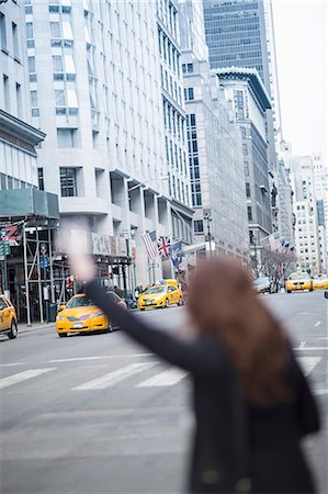 Young woman hailing a yellow cab, New York, USA Stockbilder - Premium RF Lizenzfrei, Bildnummer: 614-07487254