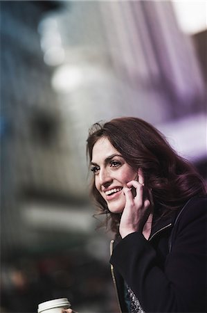 Young woman chatting on mobile in city street Photographie de stock - Premium Libres de Droits, Code: 614-07487251