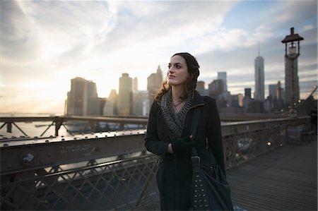 soñar despierto - Young woman strolling on Brooklyn bridge, New York, USA Foto de stock - Sin royalties Premium, Código: 614-07487265