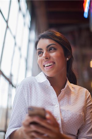 Young woman using smartphone Foto de stock - Sin royalties Premium, Código: 614-07487279