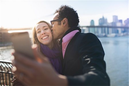 pont de brooklyn - Young couple taking selfie and kissing, New York, USA Photographie de stock - Premium Libres de Droits, Code: 614-07587554