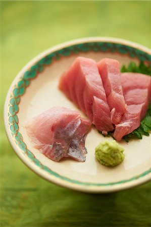 simsearch:695-05773072,k - Still life of raw sliced fish dish with leaves Foto de stock - Sin royalties Premium, Código: 614-07587550