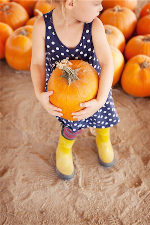 Girl picking pumpkin Foto de stock - Sin royalties Premium, Código: 614-07587629