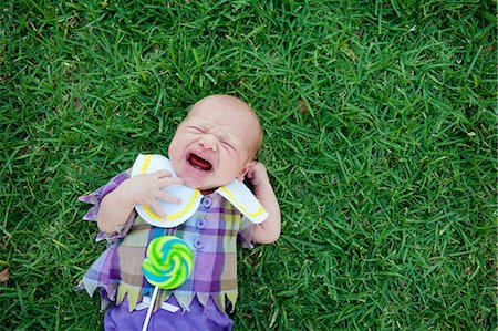 simsearch:614-06442839,k - Baby lying on grass, crying Stockbilder - Premium RF Lizenzfrei, Bildnummer: 614-07587621