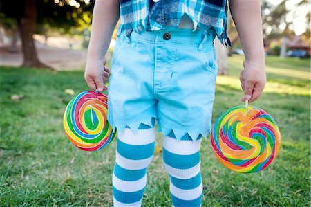 simsearch:614-03469507,k - Mid section of boy holding lollipops Fotografie stock - Premium Royalty-Free, Codice: 614-07587622