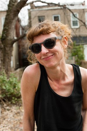 fringed - Portrait of woman in sunglasses Photographie de stock - Premium Libres de Droits, Code: 614-07587637