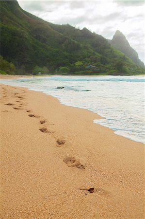 Footprints in beach sand, Kaua'i, Hawaii, USA Stock Photo - Premium Royalty-Free, Code: 614-07587692