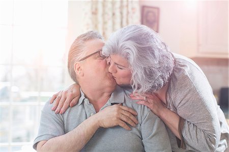 simsearch:614-05662342,k - Affectionate mature adult couple kissing at home Photographie de stock - Premium Libres de Droits, Code: 614-07587705