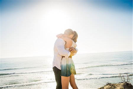 passionné - Romantic young couple hugging each other at coast Photographie de stock - Premium Libres de Droits, Code: 614-07652171