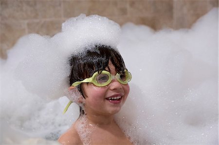 Portrait of young boy wearing goggles in bubble bath Foto de stock - Sin royalties Premium, Código: 614-07652191