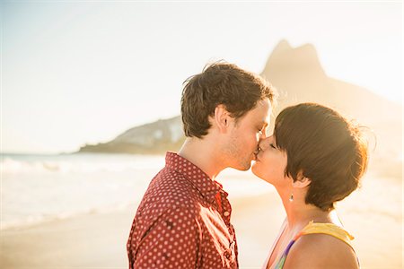 Young couple kissing at sunset, Ipanema Beach, Rio, Brazil Photographie de stock - Premium Libres de Droits, Code: 614-07652208