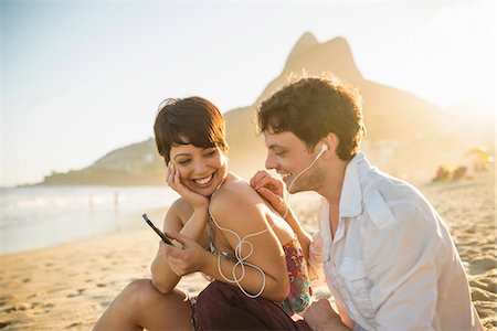 simsearch:614-07194517,k - Young couple listening to music, Ipanema Beach, Rio, Brazil Foto de stock - Sin royalties Premium, Código: 614-07652213