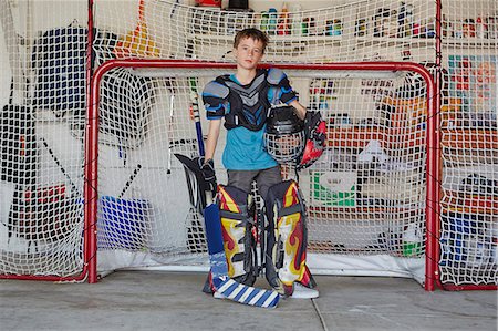 Boy in hockey goal wearing protective sportswear Photographie de stock - Premium Libres de Droits, Code: 614-07652250