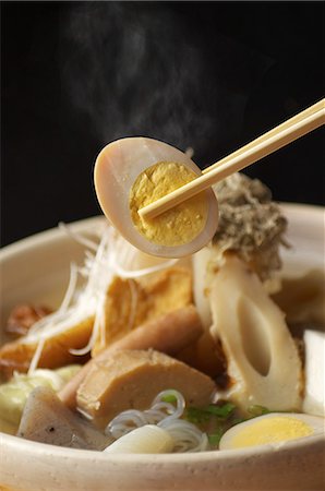 Chopstick picking up egg from bowl of noodles Photographie de stock - Premium Libres de Droits, Code: 614-07652314