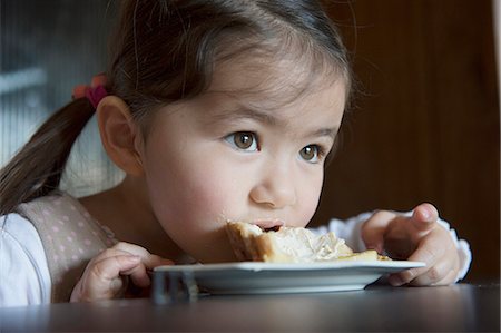 Girl finishing her tart Foto de stock - Sin royalties Premium, Código: 614-07652310