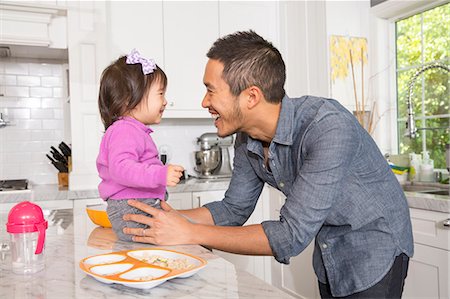 Mid adult man with toddler daughter on kitchen counter Stockbilder - Premium RF Lizenzfrei, Bildnummer: 614-07652350