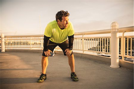 running exercise man - Exhausted male runner taking a break Photographie de stock - Premium Libres de Droits, Code: 614-07652365