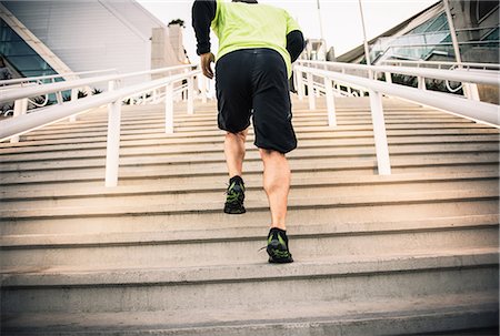 Cropped shot of mature male runner training on steps Foto de stock - Sin royalties Premium, Código: 614-07652362