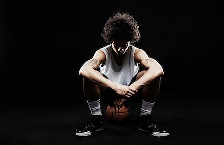 Basketball player sitting on basketball Photographie de stock - Premium Libres de Droits, Code: 614-07652429
