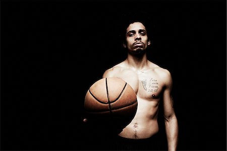 portrait tattoos for men - Basketball player holding basketball Foto de stock - Sin royalties Premium, Código: 614-07652431