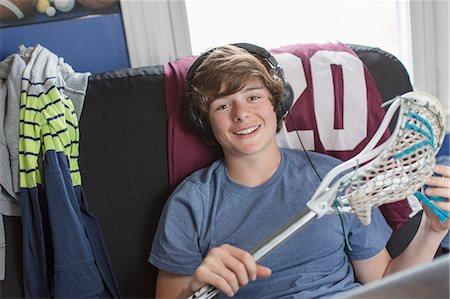 Teenage boy holding lacrosse stick Foto de stock - Sin royalties Premium, Código: 614-07652477
