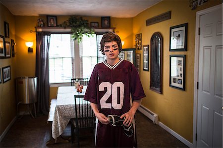 fitness home - Teenage boy wearing lacrosse uniform, standing in dining room Foto de stock - Sin royalties Premium, Código: 614-07652484