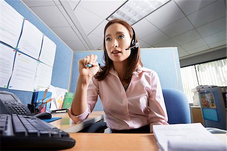 planificar - Young female office worker talking on headset in office Foto de stock - Sin royalties Premium, Código: 614-07652565