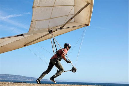 Hang glider pilot taking off Photographie de stock - Premium Libres de Droits, Code: 614-07652572