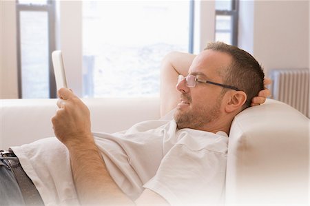 simsearch:614-07805770,k - Mature man reclining on sofa looking at digital tablet Stockbilder - Premium RF Lizenzfrei, Bildnummer: 614-07708126