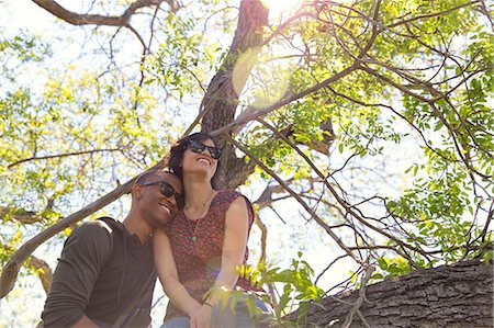 simsearch:614-06402816,k - Romantic young couple gazing from tree Foto de stock - Sin royalties Premium, Código: 614-07708155