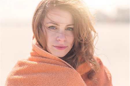 Close up portrait of young woman wrapped in blanket Photographie de stock - Premium Libres de Droits, Code: 614-07708178