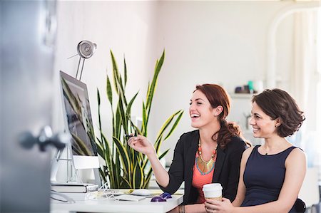 Young women chatting in front of computer Stockbilder - Premium RF Lizenzfrei, Bildnummer: 614-07708216
