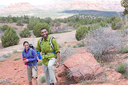 Couple with water bottles out hiking, Sedona, Arizona, USA Foto de stock - Sin royalties Premium, Código: 614-07708338