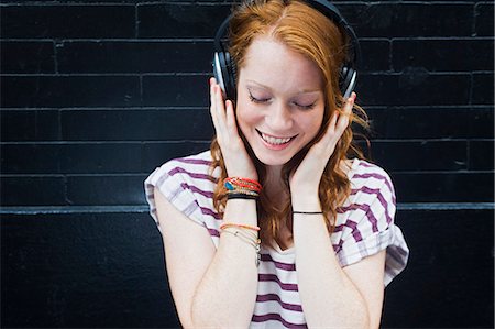 Portrait of young woman wearing headphones Photographie de stock - Premium Libres de Droits, Code: 614-07735128