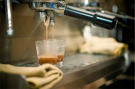 Close up of coffee machine pouring espresso in cafe Fotografie stock - Premium Royalty-Free, Codice: 614-07735157