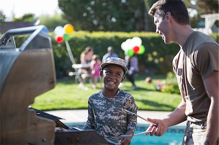 retrouvailles - Male soldier and boy barbecuing at homecoming party Photographie de stock - Premium Libres de Droits, Code: 614-07735248