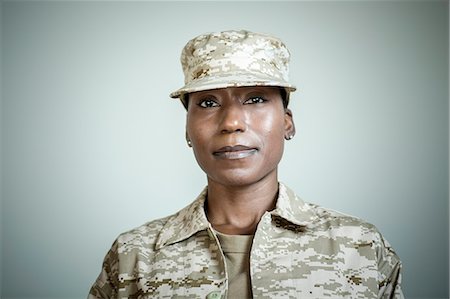 Studio portrait of confident female soldier Photographie de stock - Premium Libres de Droits, Code: 614-07735266