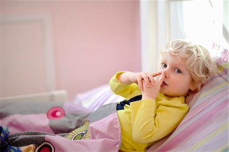 simsearch:614-07735305,k - Male toddler lying in bed making secret hand gesture sign Stock Photo - Premium Royalty-Free, Code: 614-07735308