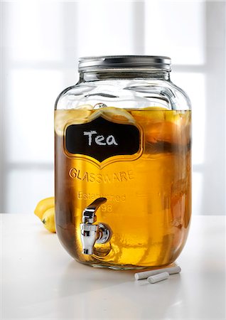 simsearch:614-06896427,k - Glass jar with tap dispenser containing fresh lemon tea drink Foto de stock - Sin royalties Premium, Código: 614-07735374